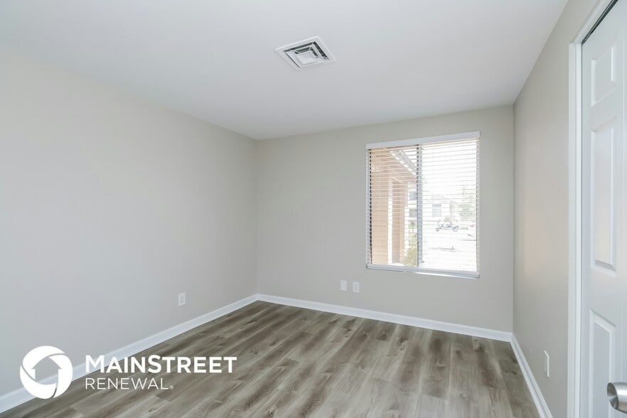 Building Photo - 2114 N Comanche Dr