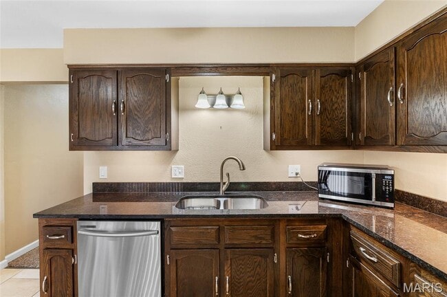 Building Photo - 302 Britanna Dr