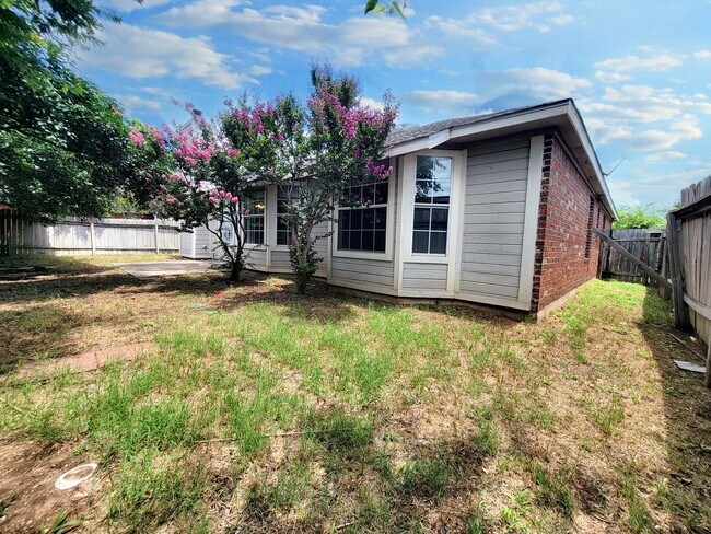 Building Photo - 3/BR, 2/BA Home with Spacious Layout & Lar...