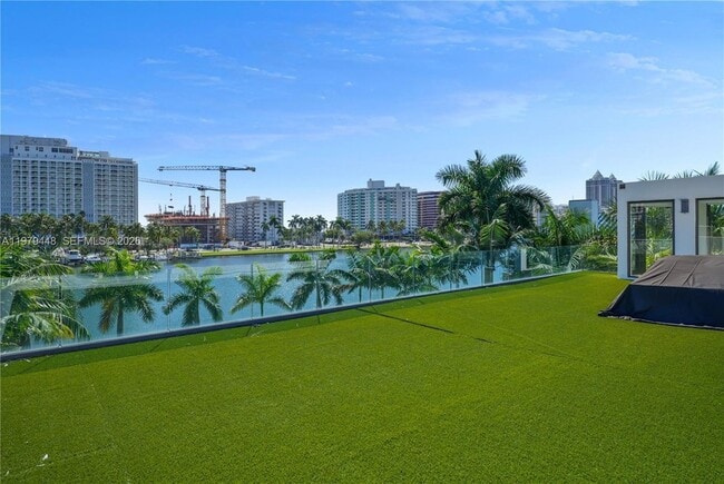 Building Photo - 5501 Pine Tree Dr