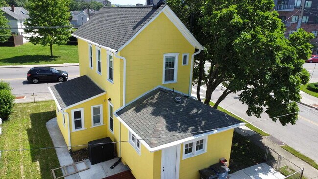 Building Photo - Student Housing Near the University of Dayton – Rent is $750 per bedroom (3 students), total leas...