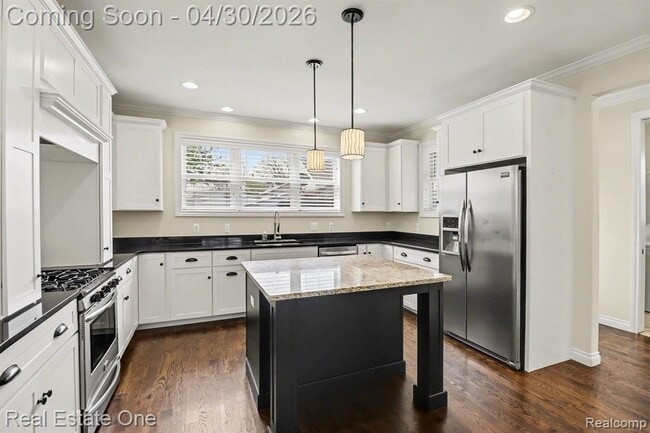 Building Photo - 714 E University Ave