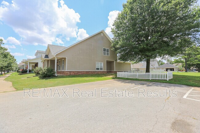 Building Photo - 1511 Benjamin Grn