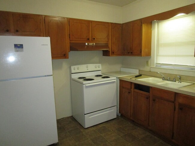 Building Photo - 211 W Hampton Ave