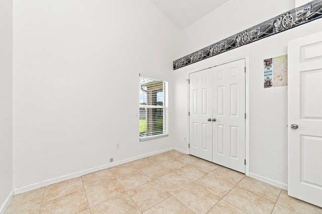 Building Photo - 2821 Maguire Dr