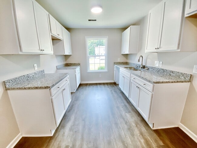 Building Photo - 1065 Farm Pond Ln