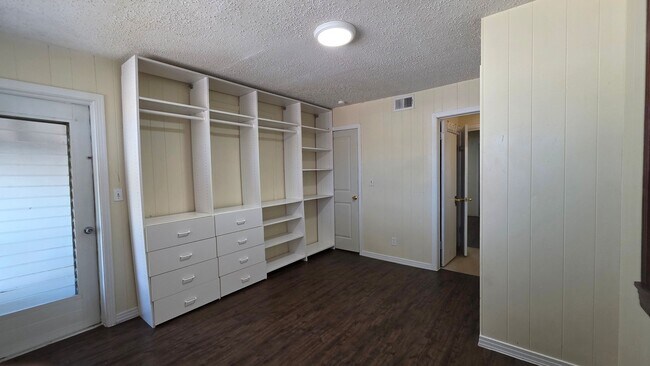 Building Photo - 4 Bedroom 2 Bath Single Family Home w/ 2 Bonus Rooms