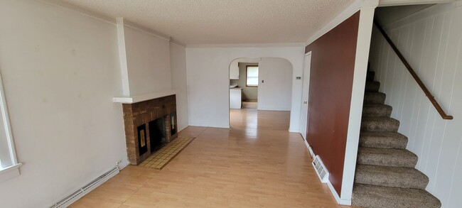 Building Photo - AVAILABLE JUNE 2025 - 4 Bed, 1 Bath, Near ...