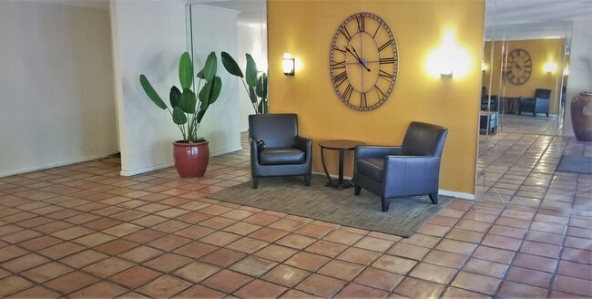 Building Photo - Luxurious 2 Bedroom, 2 Bath Condo in the Heart of Prime Hollywood