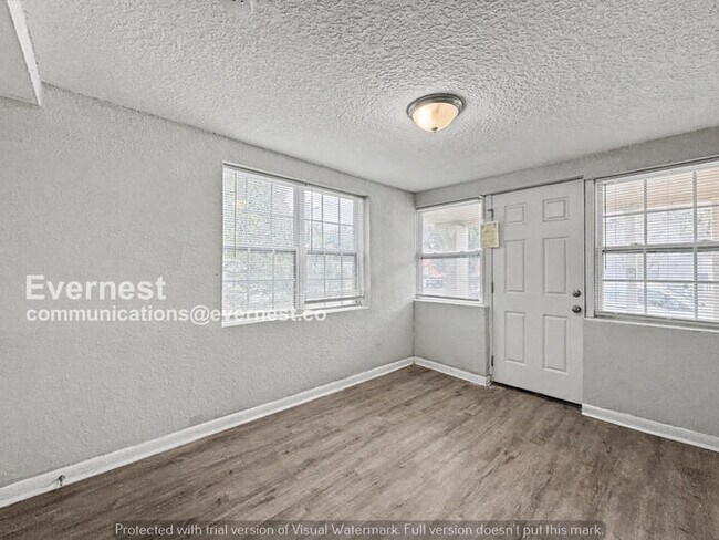 Building Photo - 3 Bed, 2 Bath Home with Modern Amenities / Pet-Friendly / Available Now!