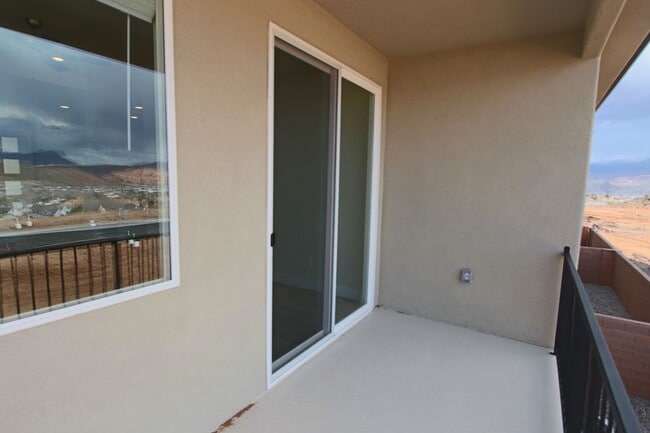 Building Photo - LIKE NEW: 2170+ SQFT and majestic VIEWS  3 Br 2.5 Ba 2 Car garage