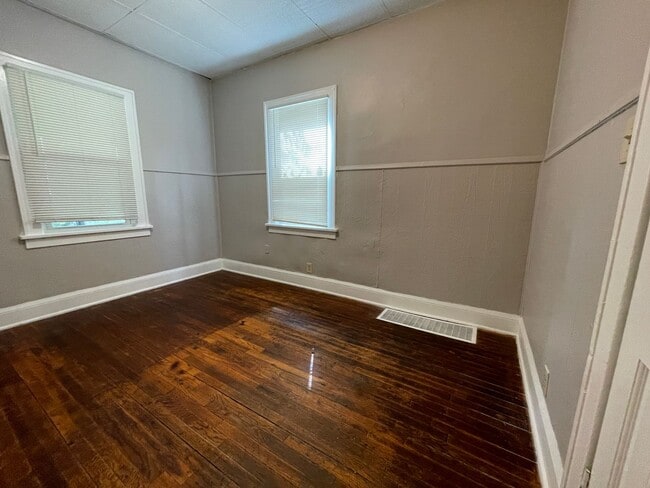 Building Photo - WARM & COMFY SINGLE FAMILY HOME