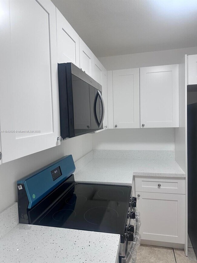 Building Photo - 1095 W 77th St