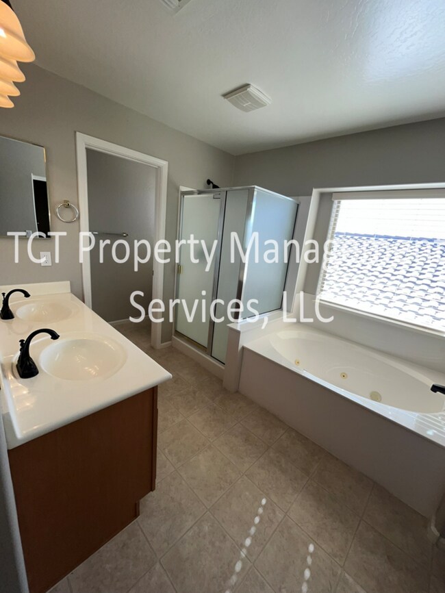 Building Photo - Large Home in Pecan Creek South