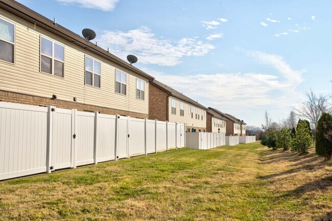 Building Photo - 226 Saxony Way