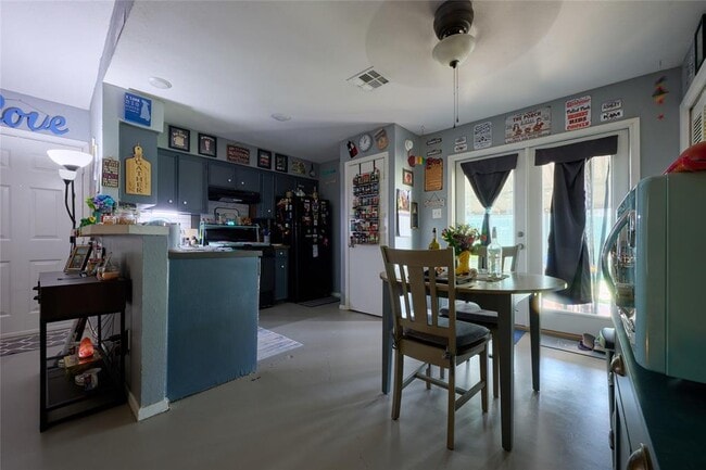 Building Photo - 2003 Old W Pl