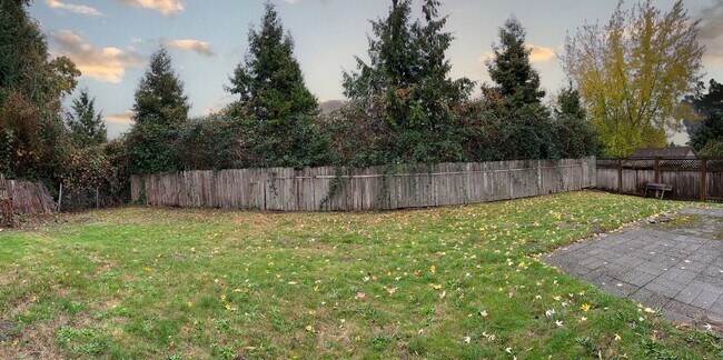 Building Photo - 4 bedroom 2.05 bath rambler on Kent's East...