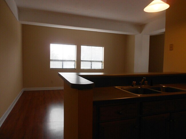 Building Photo - Cozy 2 Bedroom Apartment - Walk to UGA Cam...