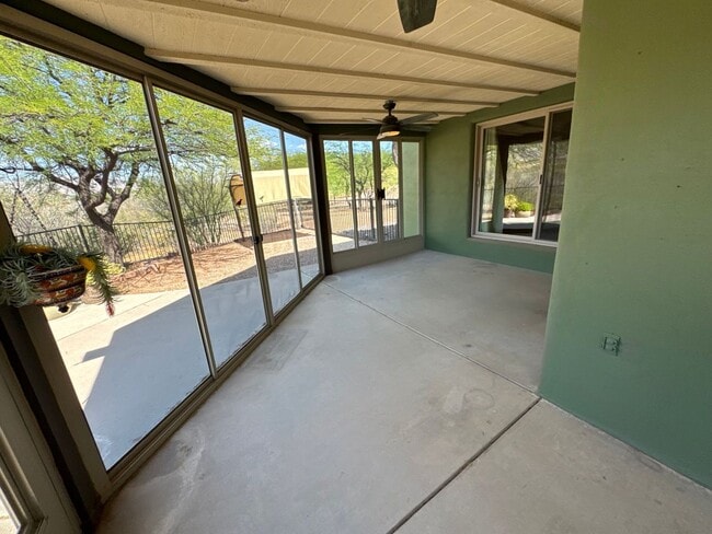 Building Photo - 9731 E Kleindale Rd