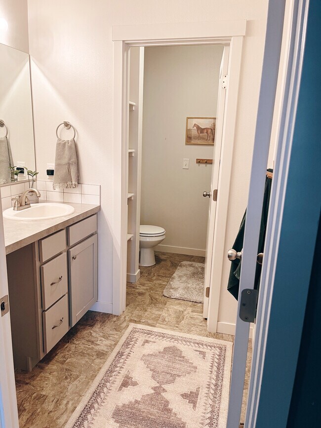 Building Photo - 16848 N Breeds Hill Ave