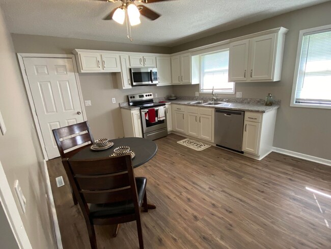 Building Photo - Rental…Republic Charmer,   4 br 2 ba 2 liv...