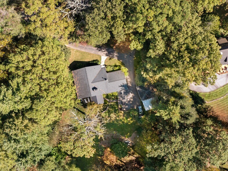 Building Photo - 321 Vanderbilt Rd