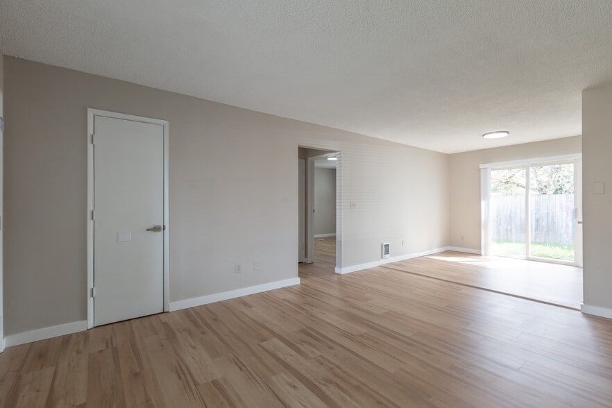 Building Photo - 110 SW Fleishauer Ln