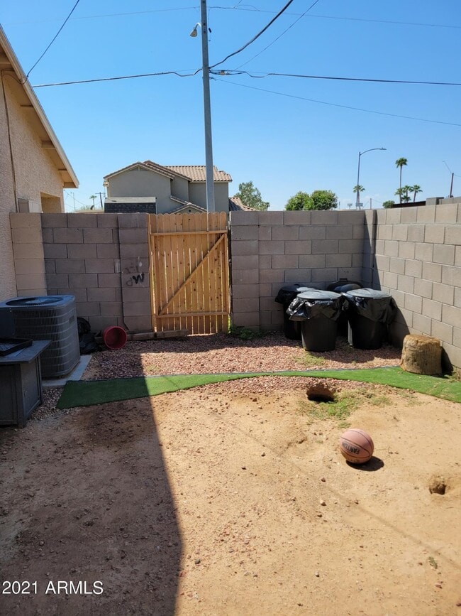 Building Photo - 2702 E Juniper Ave