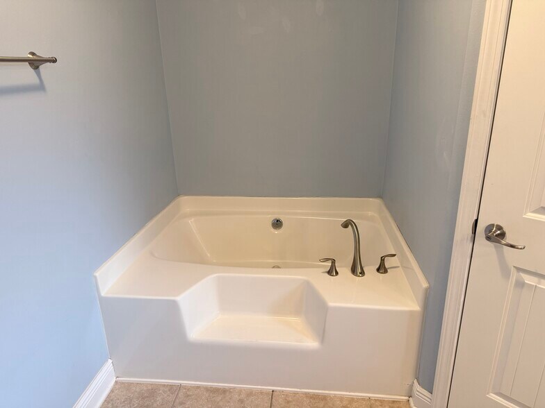 Building Photo - 1944 Bay Pine Cir