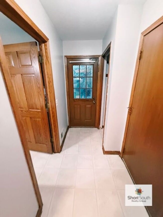 Building Photo - Byron Center updated 4 bed 3 bed house wit...