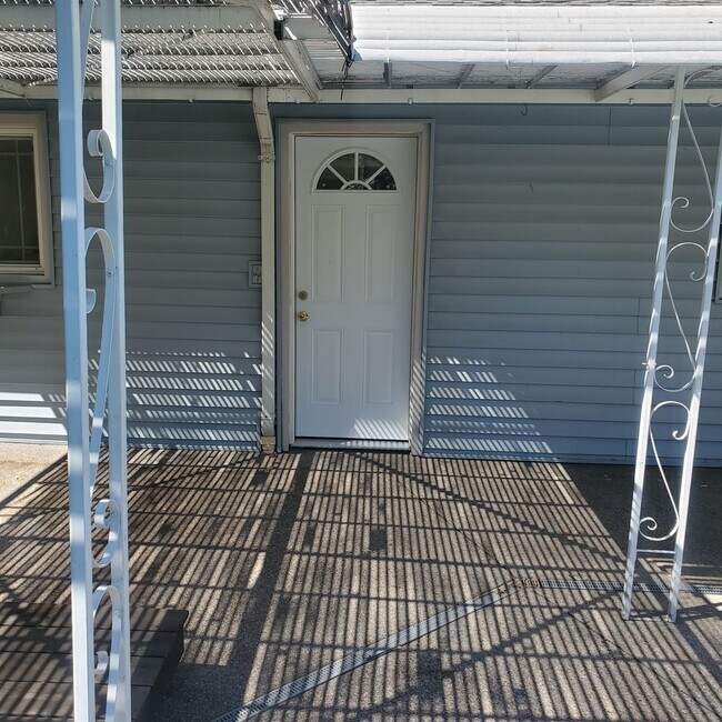 Building Photo - *MOVE IN SPECIAL* Single Story Pleasant Hi...