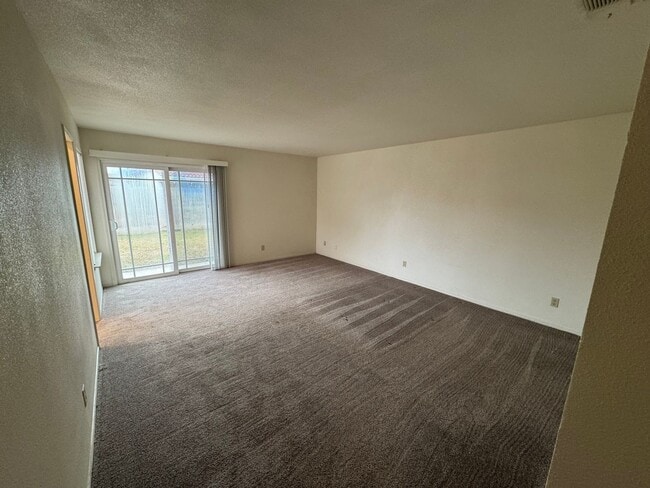 Building Photo - Reedley 3 Bedroom House