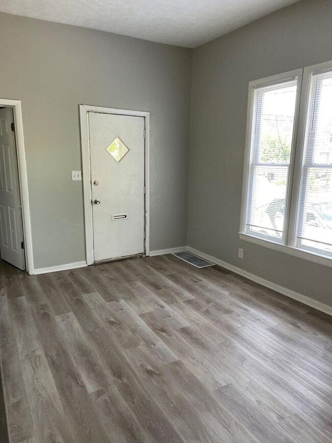 Building Photo - 592 E 3rd Ave