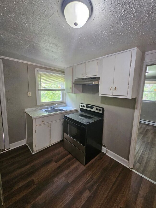 Building Photo - 2206 Roosevelt Dr