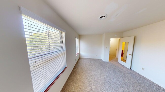 Building Photo - River Run Condo!