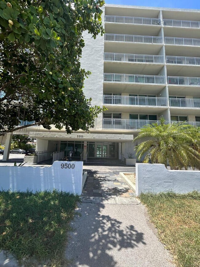 Building Photo - 9500 W Bay Harbor Dr