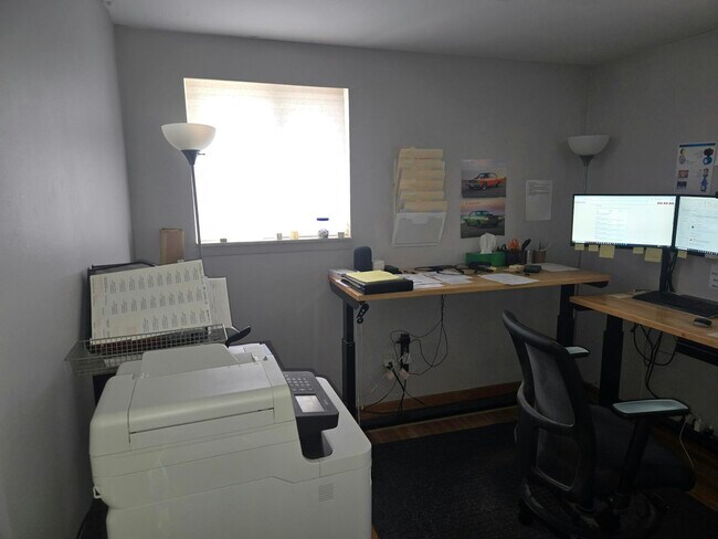 Building Photo - 205 Meadowlawn Rd