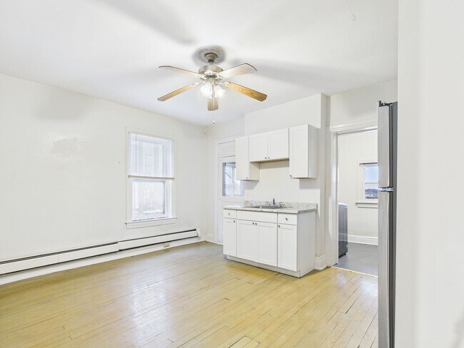 Building Photo - 735 N George St