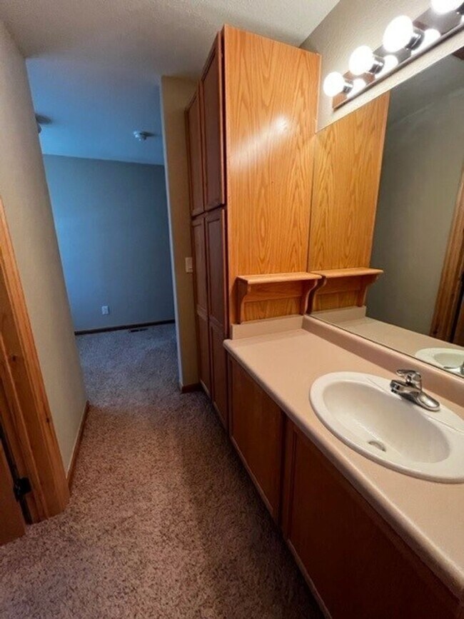 Building Photo - 592 Meadow Wood Cir