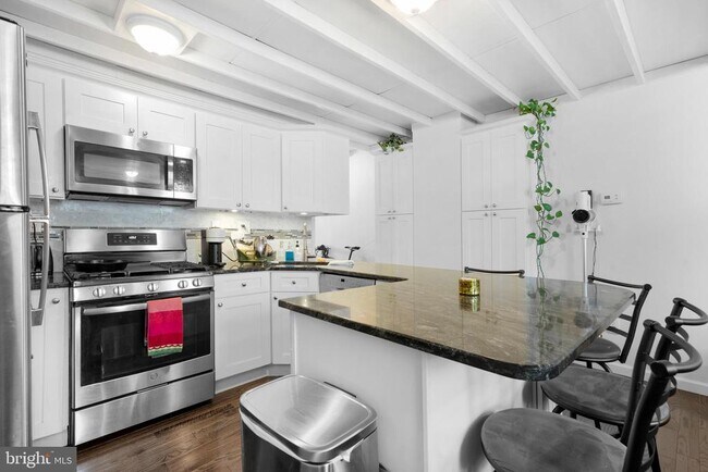 Building Photo - 530 Bainbridge St