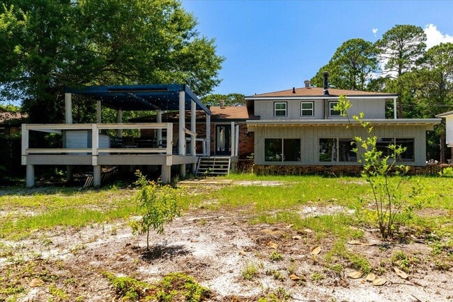 Building Photo - 23 Driftwood Ave SW