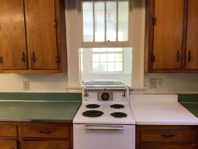 Building Photo - Charming 1920s Bungalow Near Five Points – Available Now!