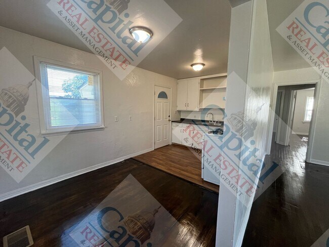 Building Photo - Cute 2 Bedroom with Detached Garage