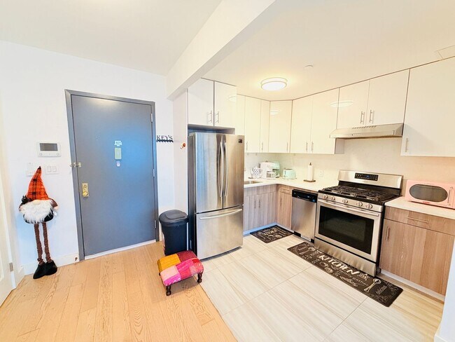 Building Photo - Charming 1BR Condo in Rego Park