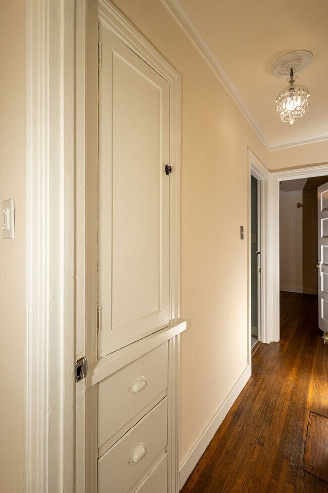Building Photo - Warm & Welcoming Home Near Melrose with Room to Live, Work & Create