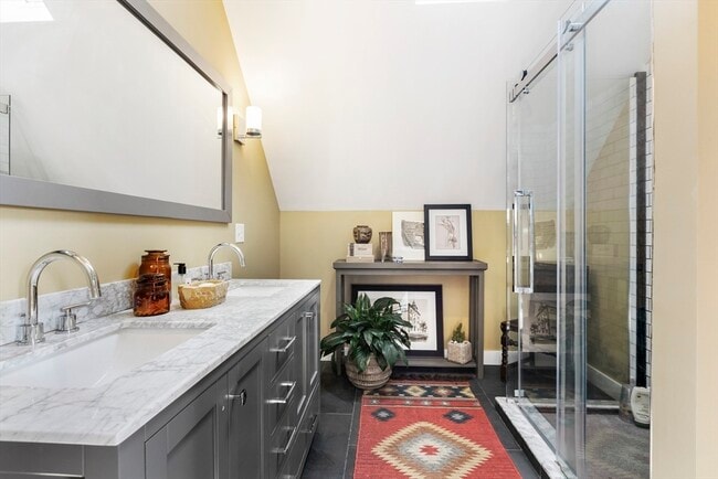 Building Photo - 119 Sycamore St