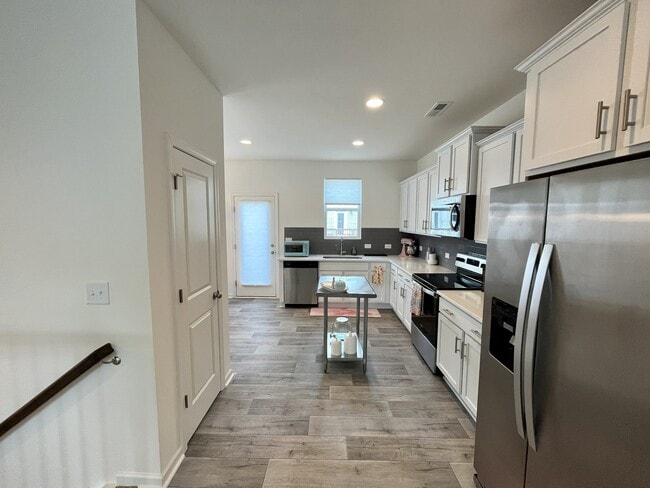 Building Photo - 11005 Woodland Crk Wy