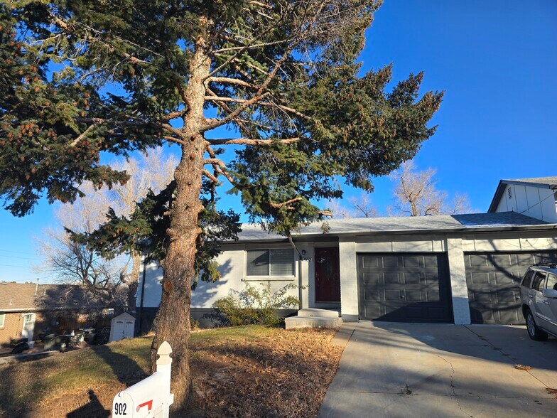 Front of the property. - 902 S Zephyr Ct