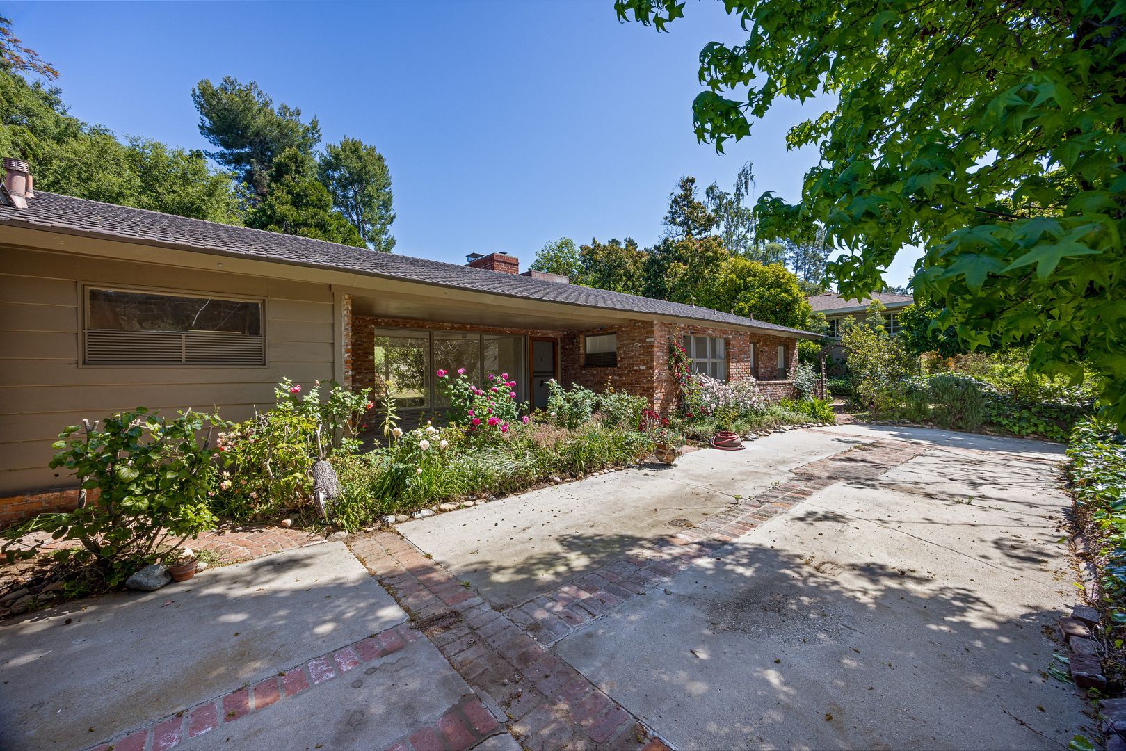 Building Photo - Classic Mid-Century home moments from Fryman Canyon