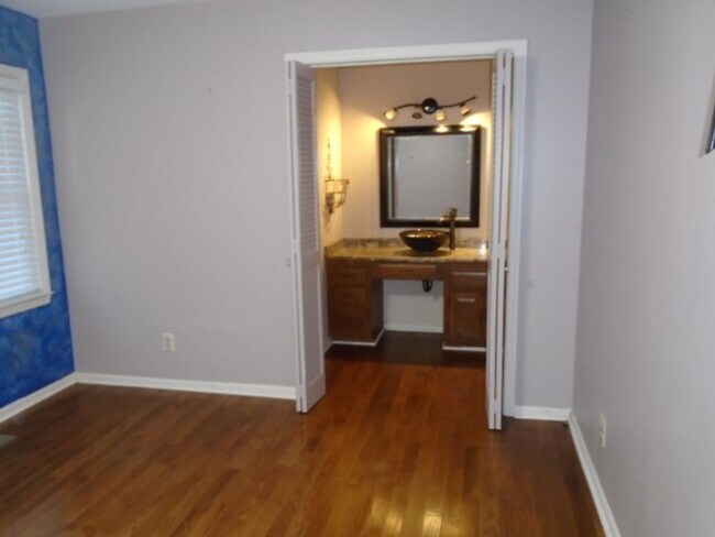 Building Photo - 3 Bedroom 2 Full Bathroom, Brick, Tri-Level Home in Mill Creek Farms Available Now!